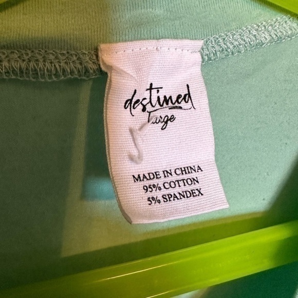 🔥Like New Tilly’s T-Shirt - Picture 2 of 2